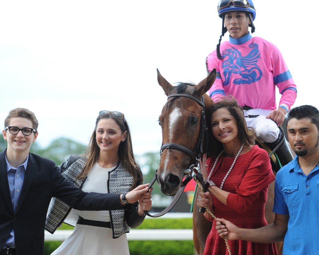 La Verdad, jockey Jose Ortiz, and Rosenblum with her children Erik and Kara and a member of trainer Linda Rice’s staff. Photo credit NYRA/Susie Raisher